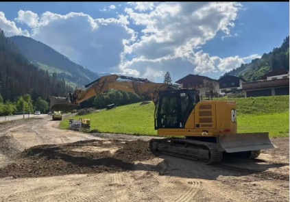 Einsatz im Gelände 🏔️🚜 #caterpillar #erdbau